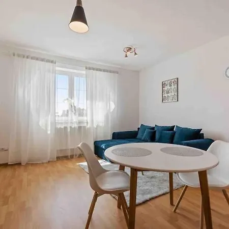 Apartment Modern & Cozy Near Hockey & Football Arena